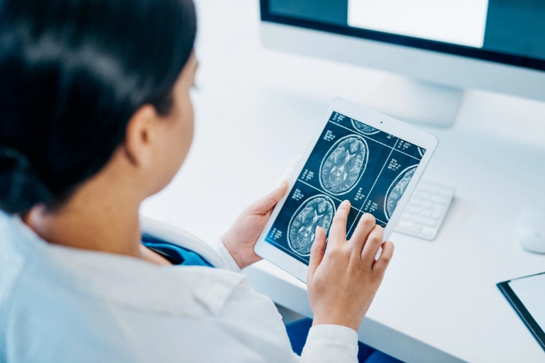lekarz patrzący na zdjęcia tomografii komputerowej
